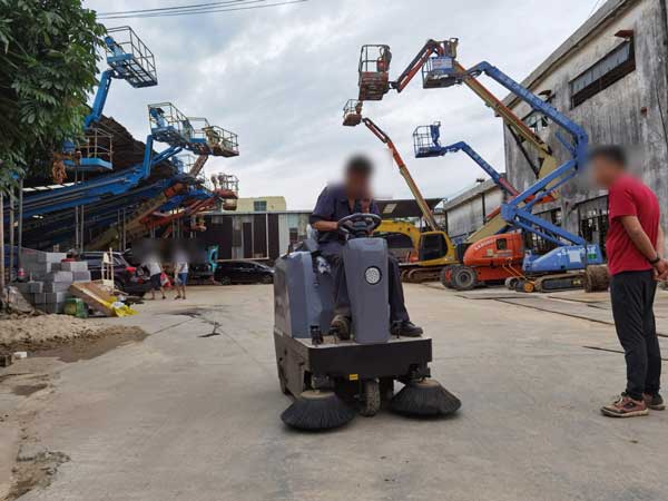 浙江臺(tái)州某機(jī)械廠(chǎng)采購(gòu)S4電動(dòng)掃地機(jī)